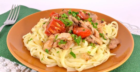 Спагетти с обжаренной курицей и черри