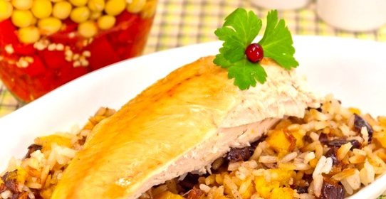 Курица, фаршированная рисом и сухофруктами