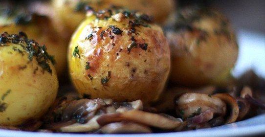 Помятый молодой картофель с зеленью и чесноком