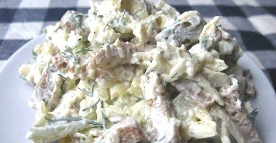Сырный салат с сухариками и солеными огурцами