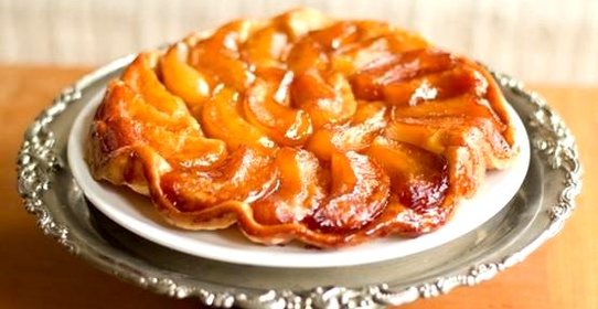 Перевернутый яблочный пирог с карамелью