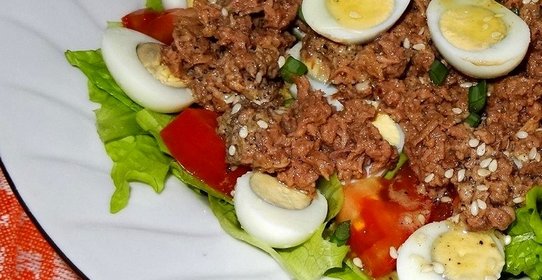 Салат с тунцом и перепелиными яйцами