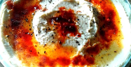 Хумус с кунжутной пастой, кумином, чесноком, лимонным соком и оливковым маслом