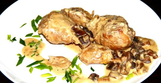 Куриные голени в сметане с грибами
