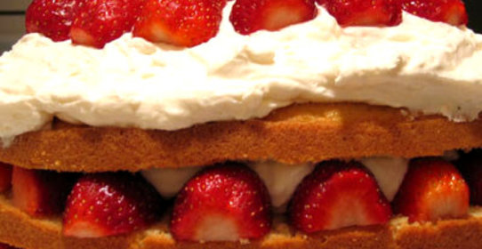 Ванильный торт со взбитыми сливками