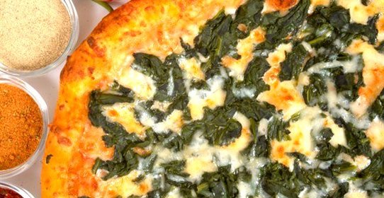 Галеты с сыром фета, шпинатом и кедровыми орешками