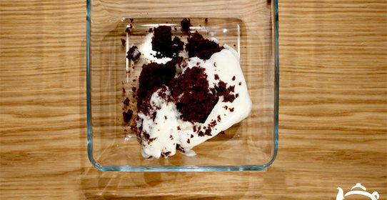 Брауни шоколадный со взбитыми сливками