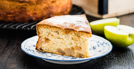 Шарлотка с яблоками и грушами