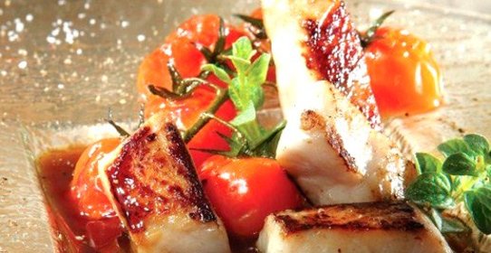 Нагетсы из морского окуня в винном соусе с помидорами черри