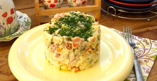 Салат с копченой рыбой