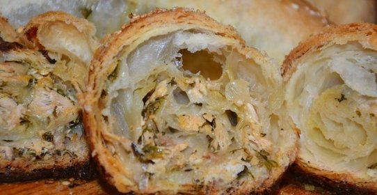 Рулет из слоеного теста с курицей