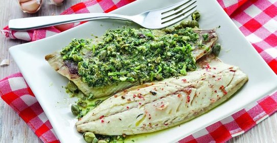 Жареная скумбрия с сальсой верде