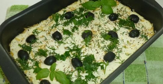 Творожный пирог с маслинами и зеленью