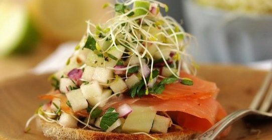 Салат с копченым лососем на ломтике хлеба