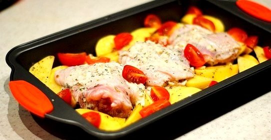 Курица с картофелем, запеченная в кефире с чесноком и травами