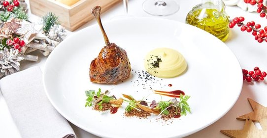 Утиная ножка конфи с картофельным пюре и соусом Мерло