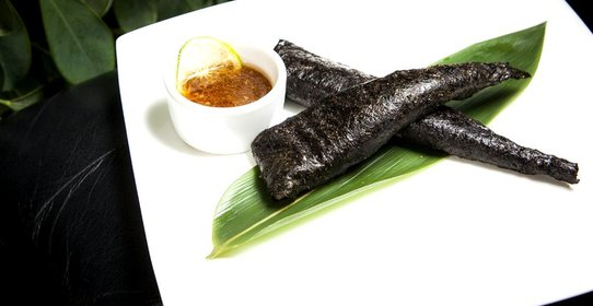 Дорада на пару в листьях нори