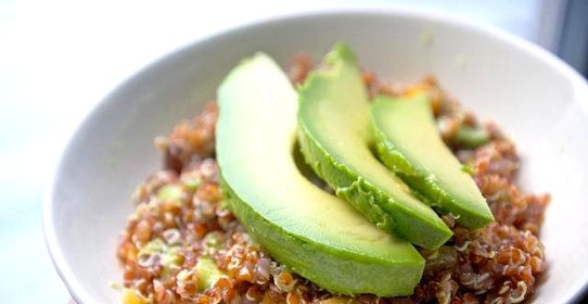 Квиноа с авокадо и сухофруктами
