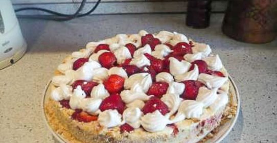 Торт творожно-клубничный блюз