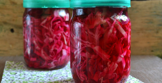 Капуста, маринованная со свеклой в банке