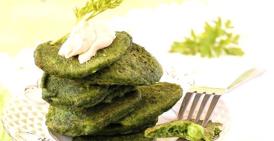 Оладьи со шпинатом и зелёным горошком