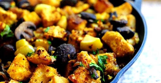 Кукурузный хлеб с колбасой и яблоками