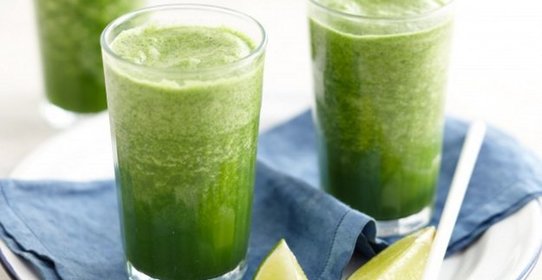 Смузи на основе кокосовой воды с лаймом и капустой кейл