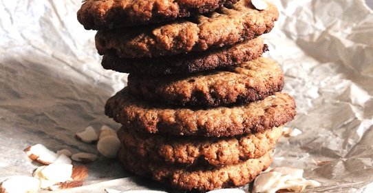 Печенье из миндальной муки и арахисовой пастой