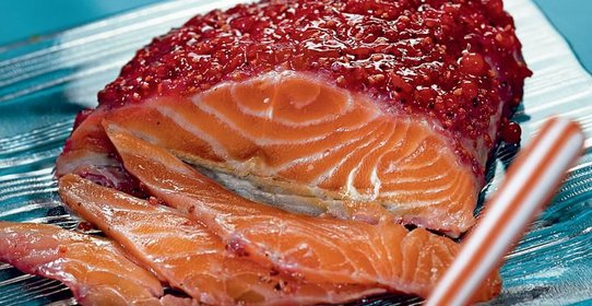 Лосось в маринаде из смородины