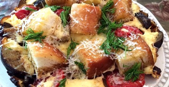 Яичница с баклажанами и белым хлебом