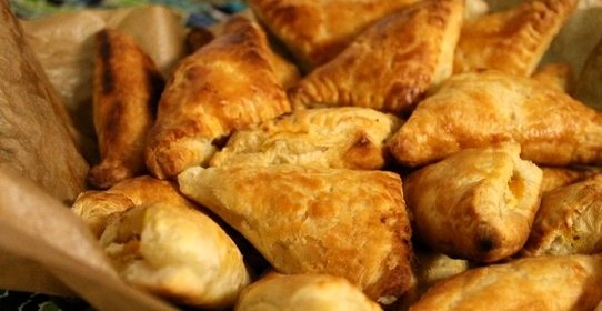 Слоеные пироги с брынзой