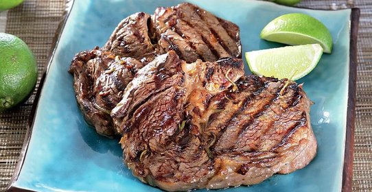 Стейки в пикантном маринаде из лайма и ананаса