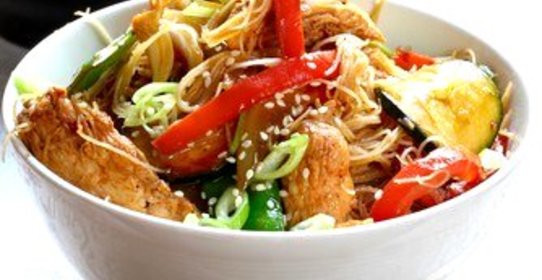 Жареная курица с зеленым перцем, зеленым луком и лапшой соба в соусе чили