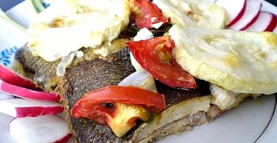 Камбала с овощами в духовке