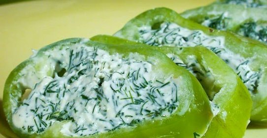 Перец, фаршированный творогом и сыром