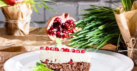 RAW чизкейк из сока и зерен граната на корже из какао бобов и фиников