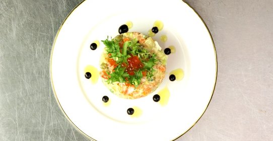 Оливье с копченой рыбой и камчатским крабом