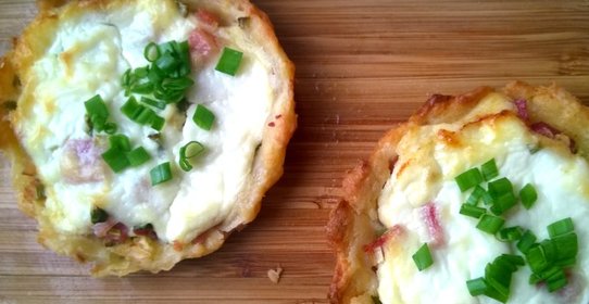 Пироги с творогом, луком и беконом