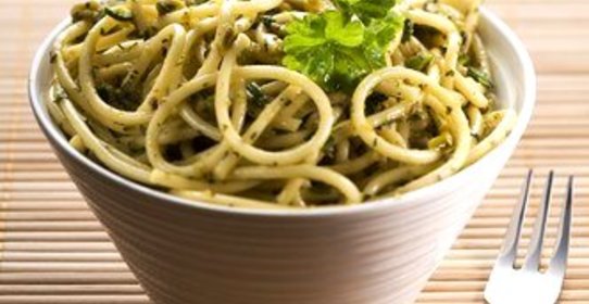 Зеленые спагетти с песто из спаржи и кедровых орешков