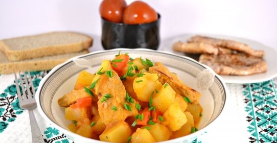 Картофель со свининой и томатом в мультиварке