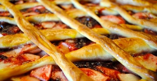 Дрожжевой пирог с яблоками и брусникой