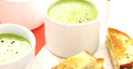 Зеленый гороховый суп с хлебцами