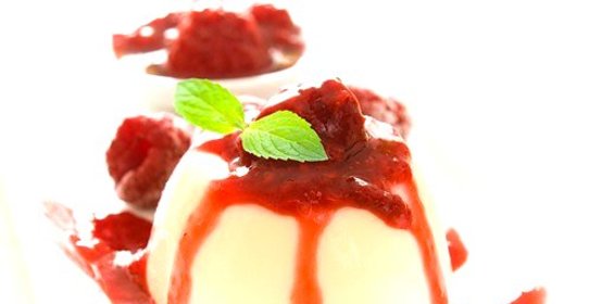 Панна-котта с малиновым соусом
