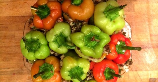 Перец, фаршированный запеченными овощами с рисом и чечевицей