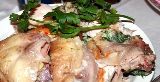 Курица, фаршированная яйцами