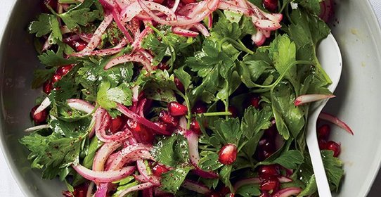 Салат из сельдерея, петрушки и граната