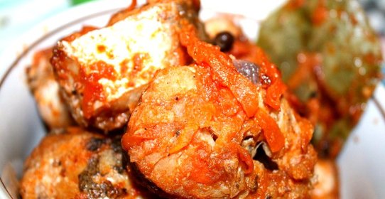 Тушеная рыба в сковороде