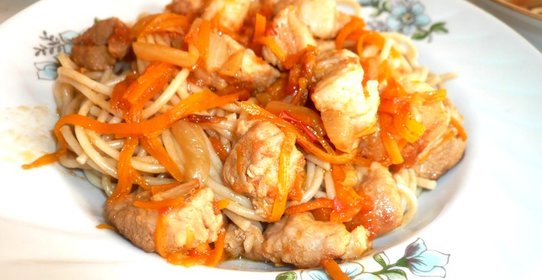 Свинина острая тушеная с морковью и помидорами