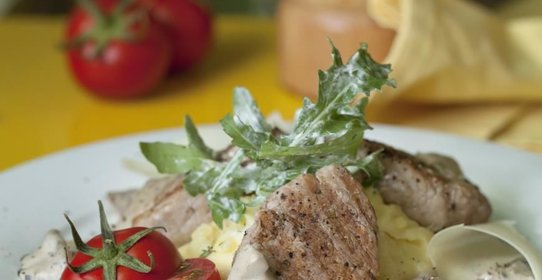 Медальоны из свинины с грибным соусом