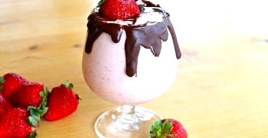 Клубничный коктейль в шоколадной глазури